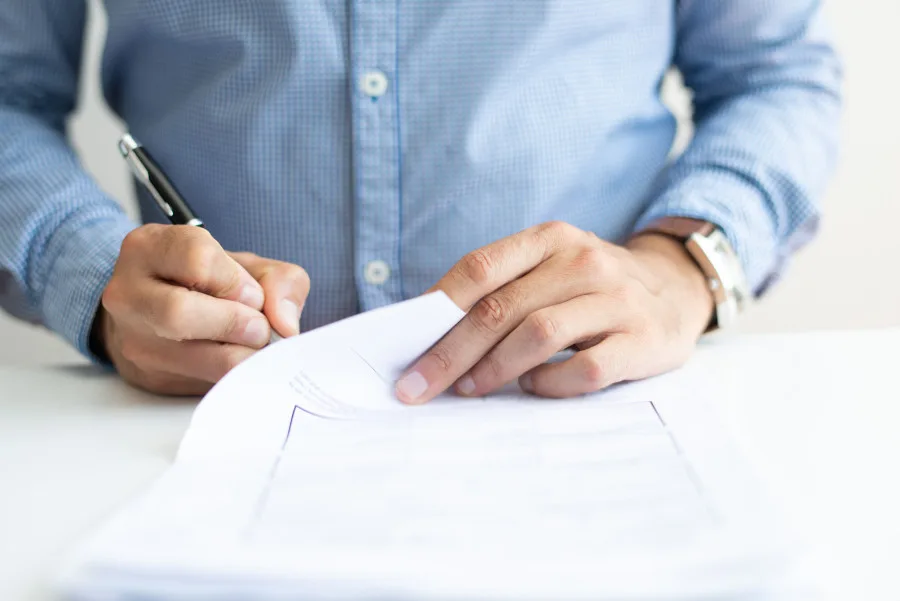 Firma de documentos o asesoramiento transparente